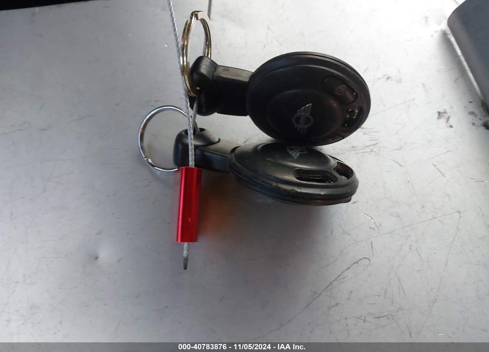 2007 MINI COOPER S VIN: WMWMF73577TL88883