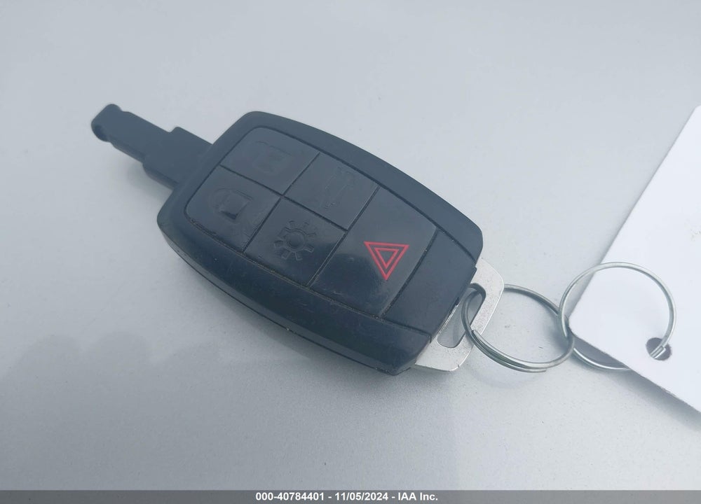 2011 VOLVO C30 T5 R-DESIGN VIN: YV1672MK5B2247755