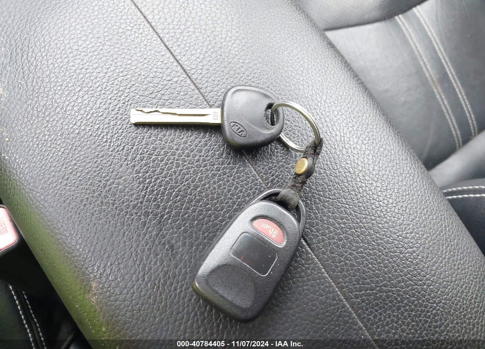 2011 KIA SORENTO LX VIN: 5XYKT3A14BG121085