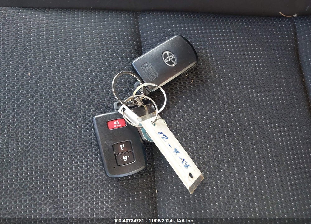 2018 TOYOTA RAV4 ADVENTURE/XLE VIN: JTMRFREV1JD255457
