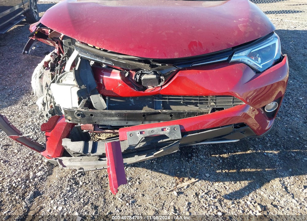 2018 TOYOTA RAV4 ADVENTURE/XLE VIN: JTMRFREV1JD255457