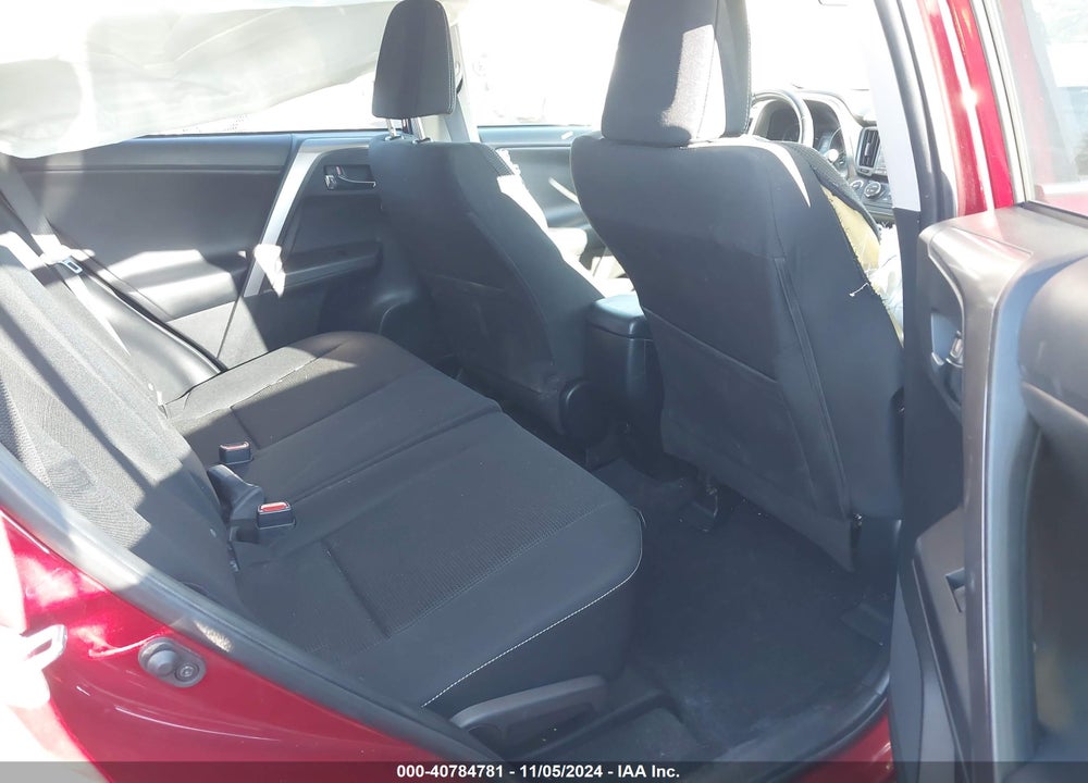 2018 TOYOTA RAV4 ADVENTURE/XLE VIN: JTMRFREV1JD255457