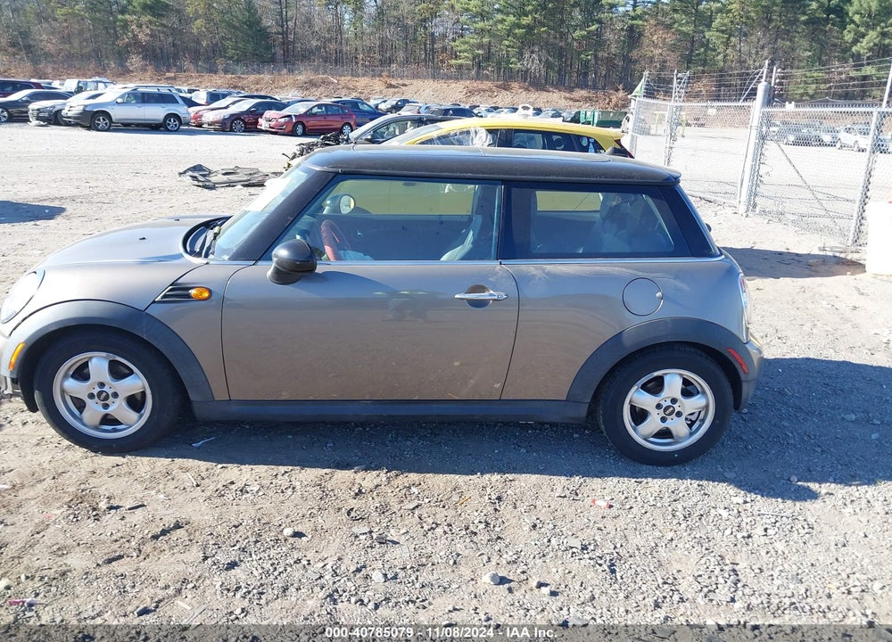 2011 MINI COOPER VIN: WMWSU3C58BT251675