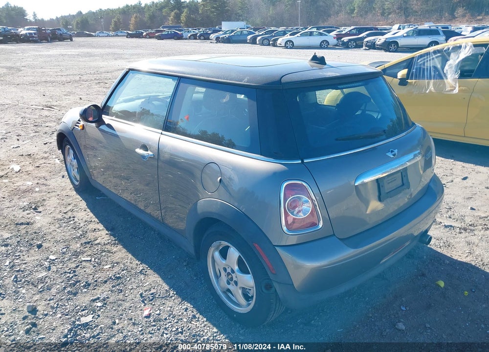 2011 MINI COOPER VIN: WMWSU3C58BT251675