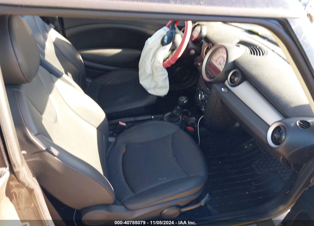2011 MINI COOPER VIN: WMWSU3C58BT251675
