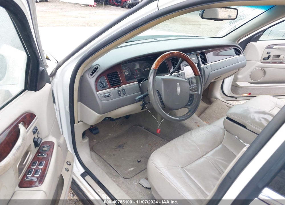 2008 LINCOLN TOWN CAR SIGNATURE LIMITED VIN: 2LNHM82V48X636704