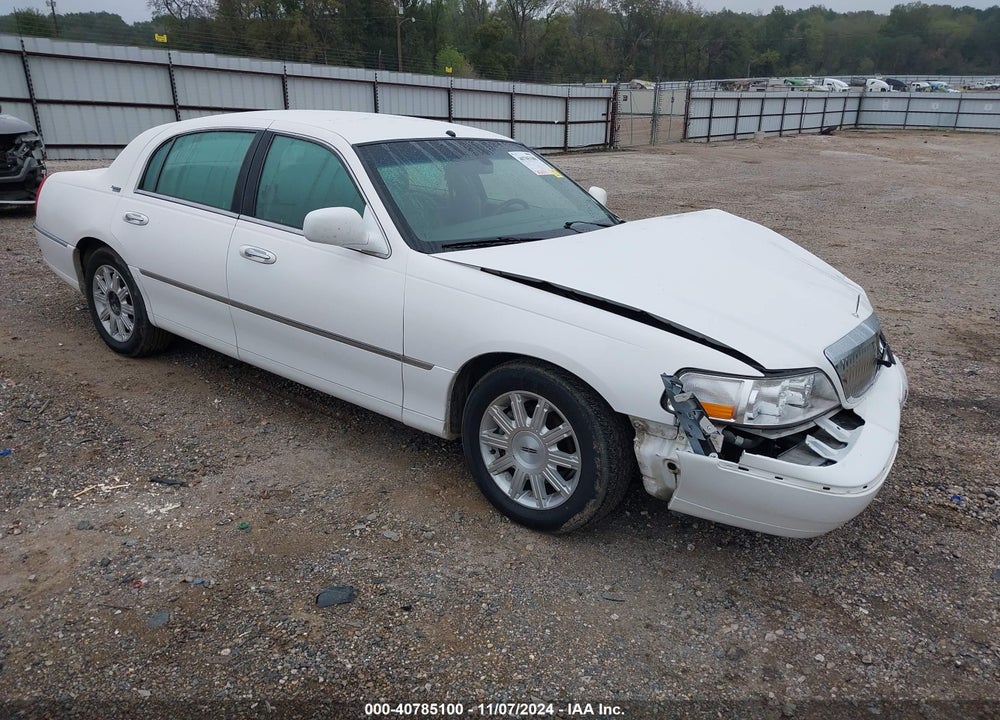 2008 LINCOLN TOWN CAR SIGNATURE LIMITED VIN: 2LNHM82V48X636704