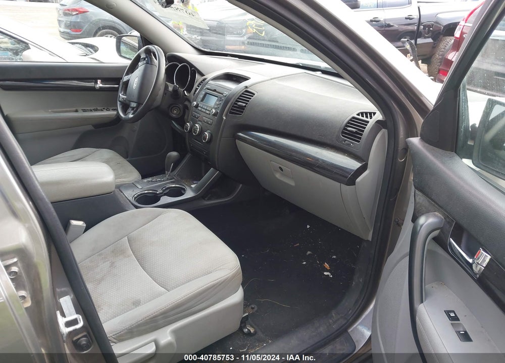 2011 KIA SORENTO LX VIN: 5XYKT3A14BG170836