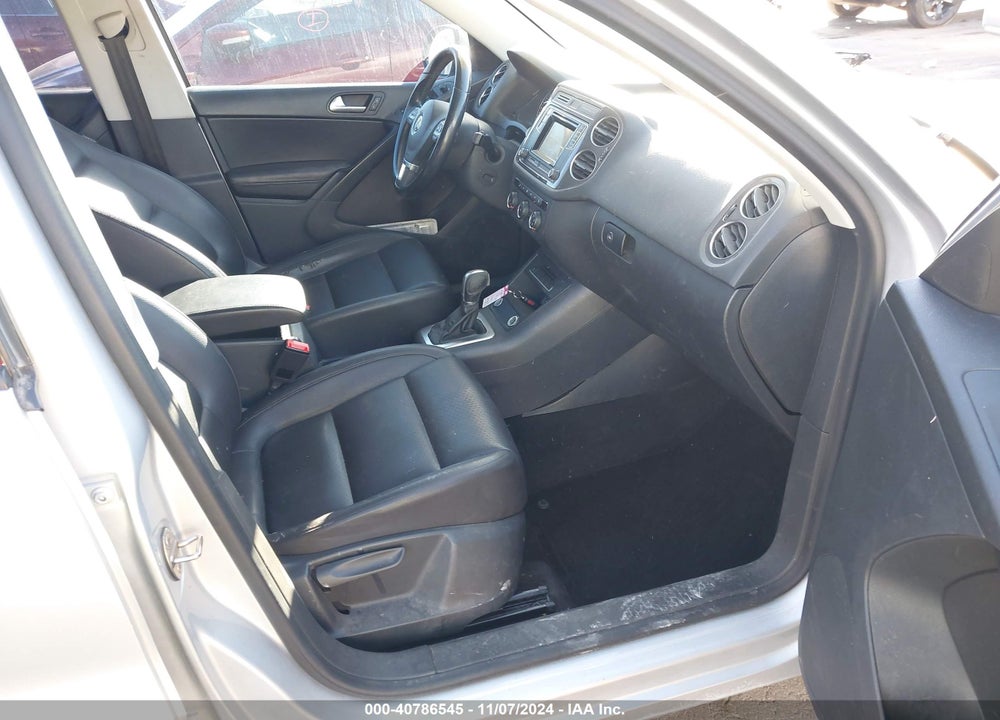 2016 VOLKSWAGEN TIGUAN S VIN: WVGAV7AX7GW587813