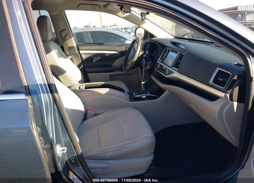 2017 TOYOTA HIGHLANDER LE PLUS VIN: 5TDZZRFH6HS234019