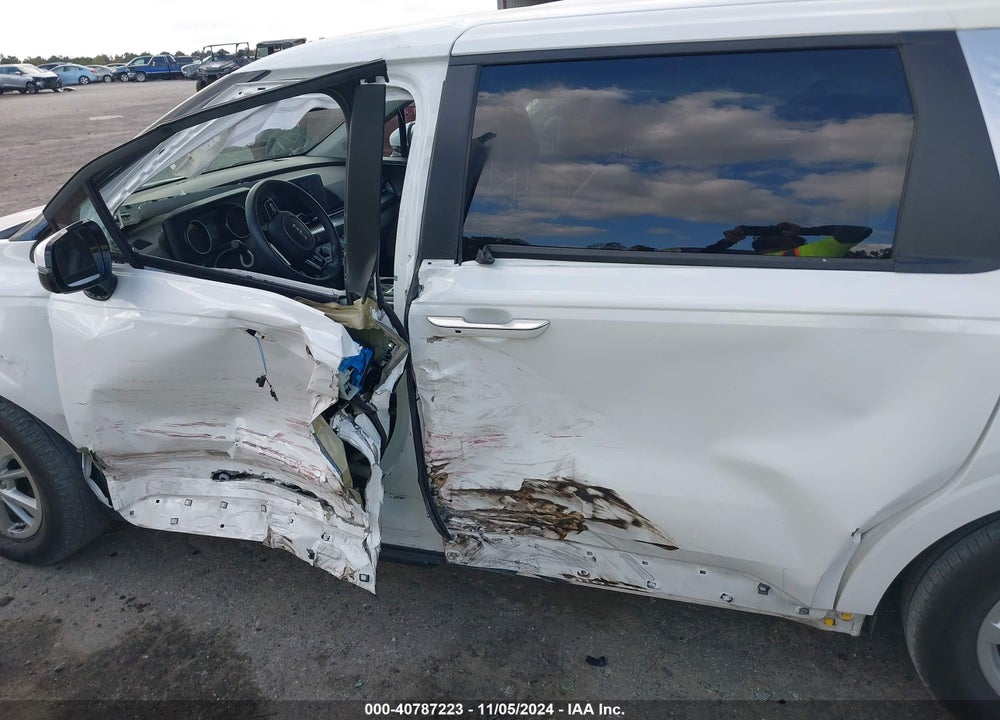 2024 KIA CARNIVAL MPV LX SEAT PACKAGE VIN: KNDNB4H34R6389158