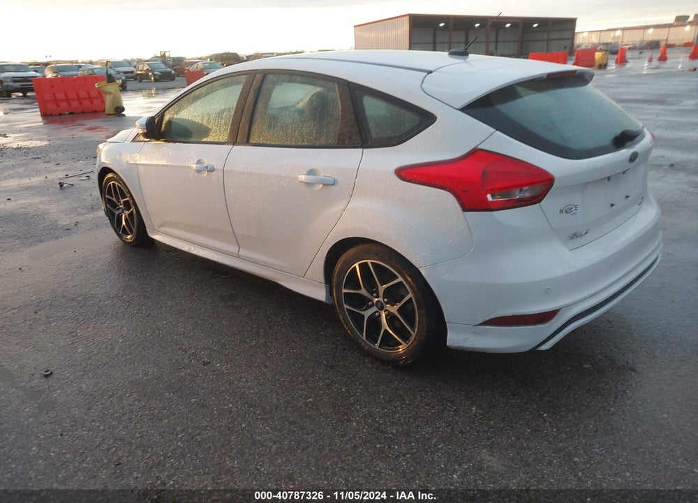 2015 FORD FOCUS SE VIN: 1FADP3K26FL219541