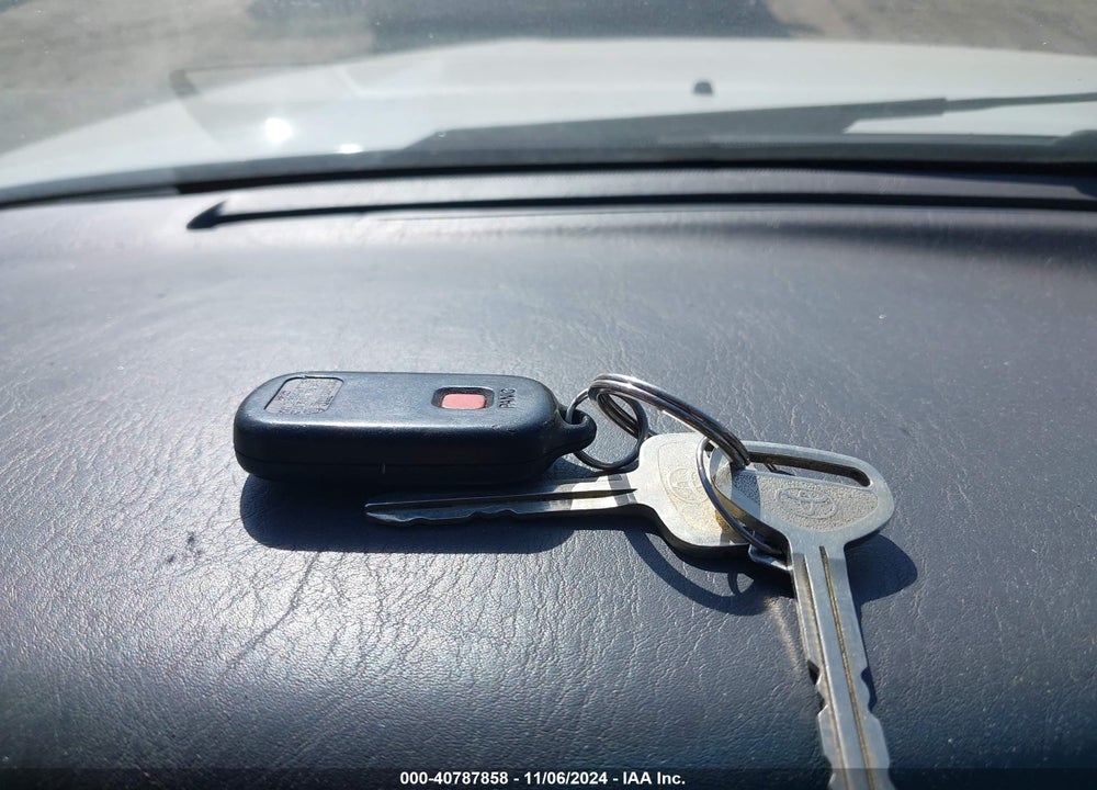 2001 TOYOTA CAMRY LE VIN: JT2BG22K810550667