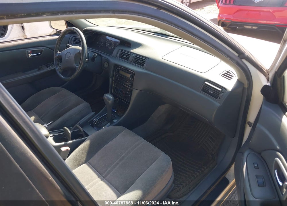 2001 TOYOTA CAMRY LE VIN: JT2BG22K810550667