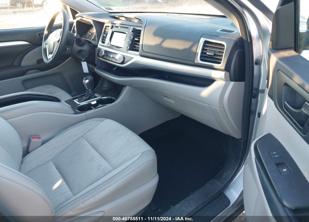 2015 TOYOTA HIGHLANDER LE PLUS V6 VIN: 5TDBKRFH4FS150509