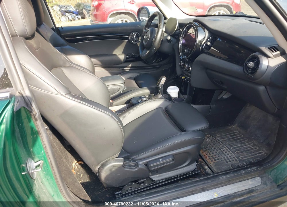 2022 MINI SE HARDTOP VIN: WMW13DJ01N2R92370