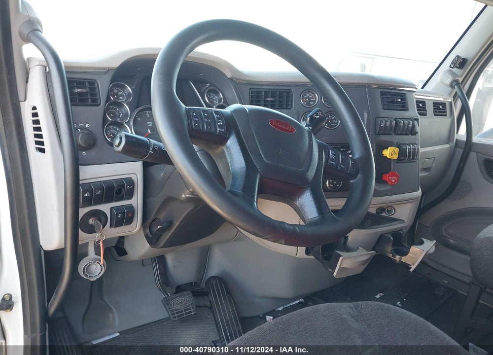 2020 PETERBILT 579 VIN: 1XPBDP9X7LD662028