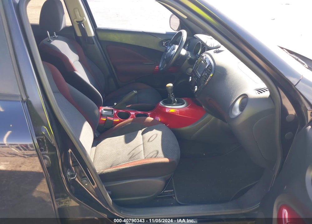 2011 NISSAN JUKE SV VIN: JN8AF5MRXBT021131