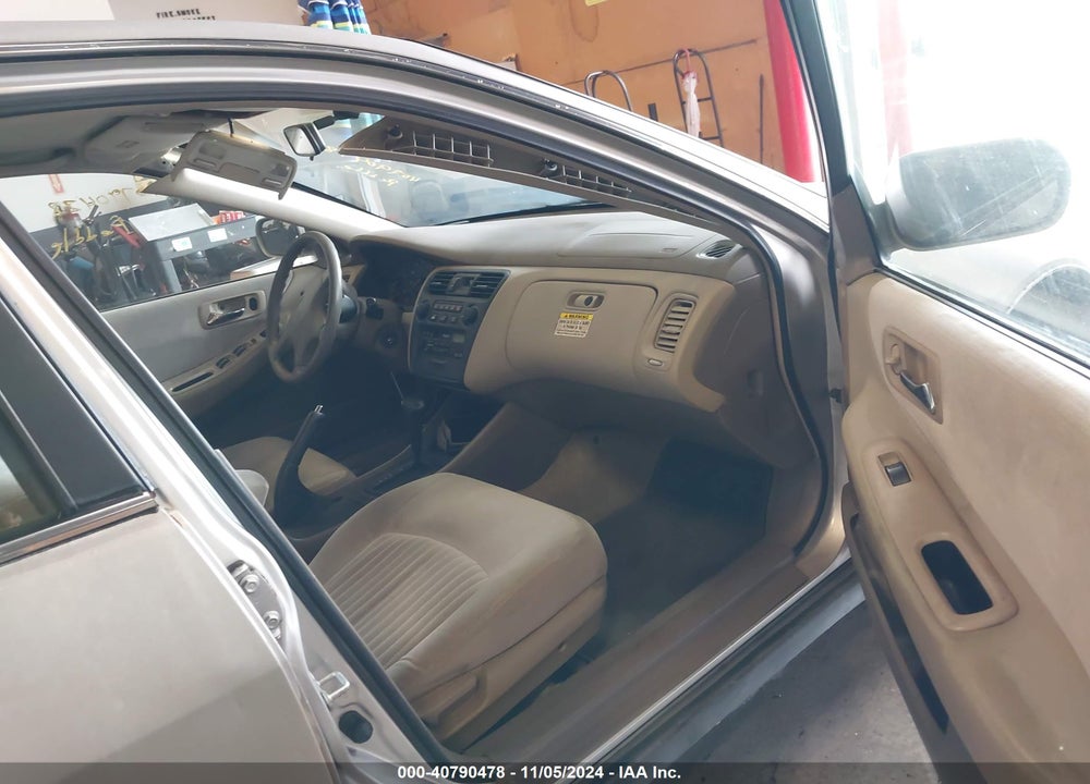 1998 HONDA ACCORD LX VIN: 1HGCG5647WA066727