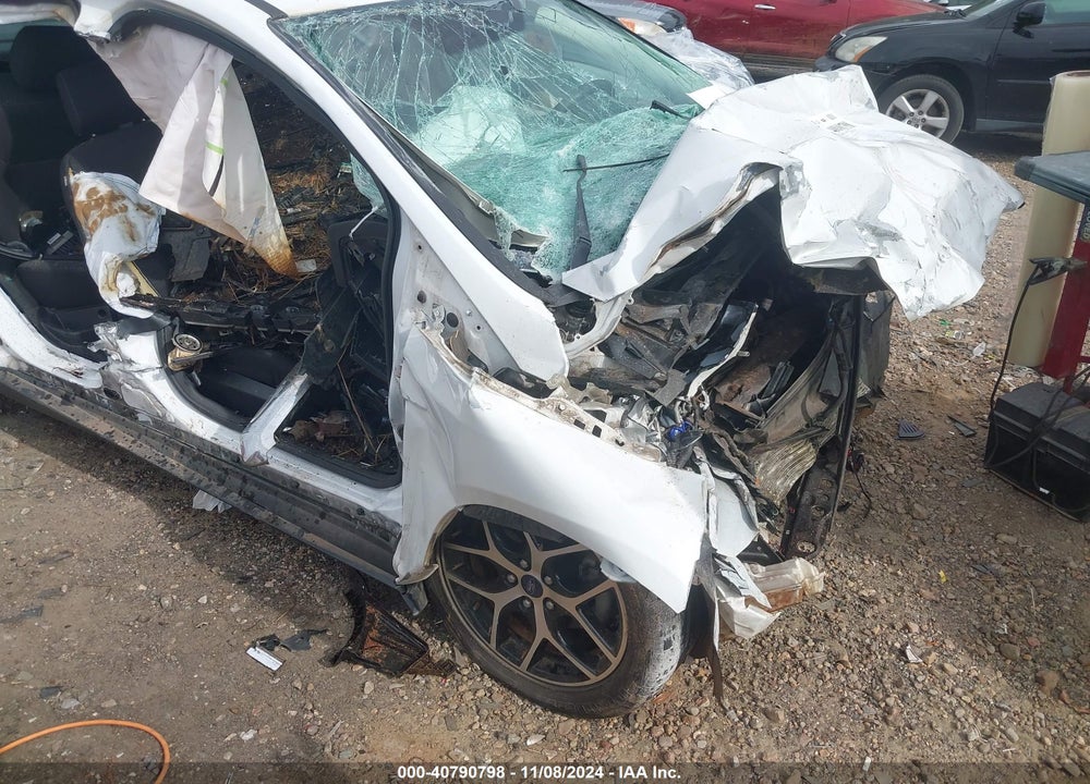 2018 FORD FOCUS SEL VIN: 1FADP3H2XJL307363