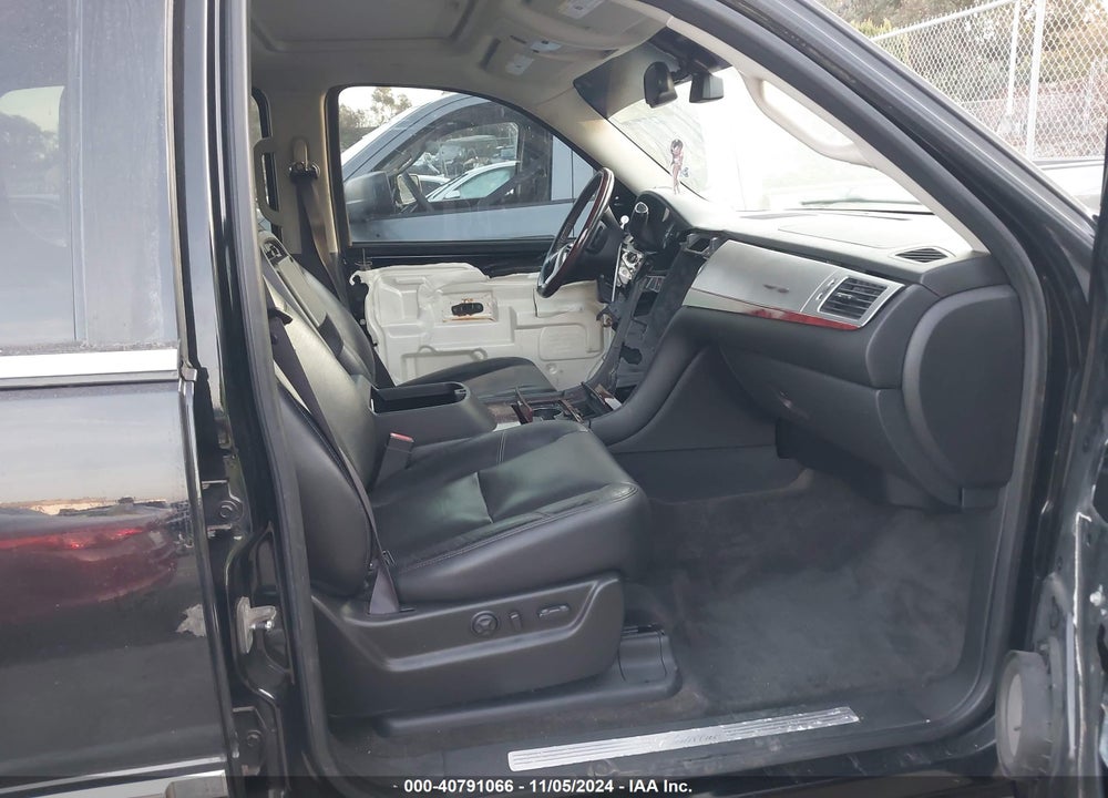 2011 CADILLAC ESCALADE ESV LUXURY VIN: 1GYS4HEFXBR325899