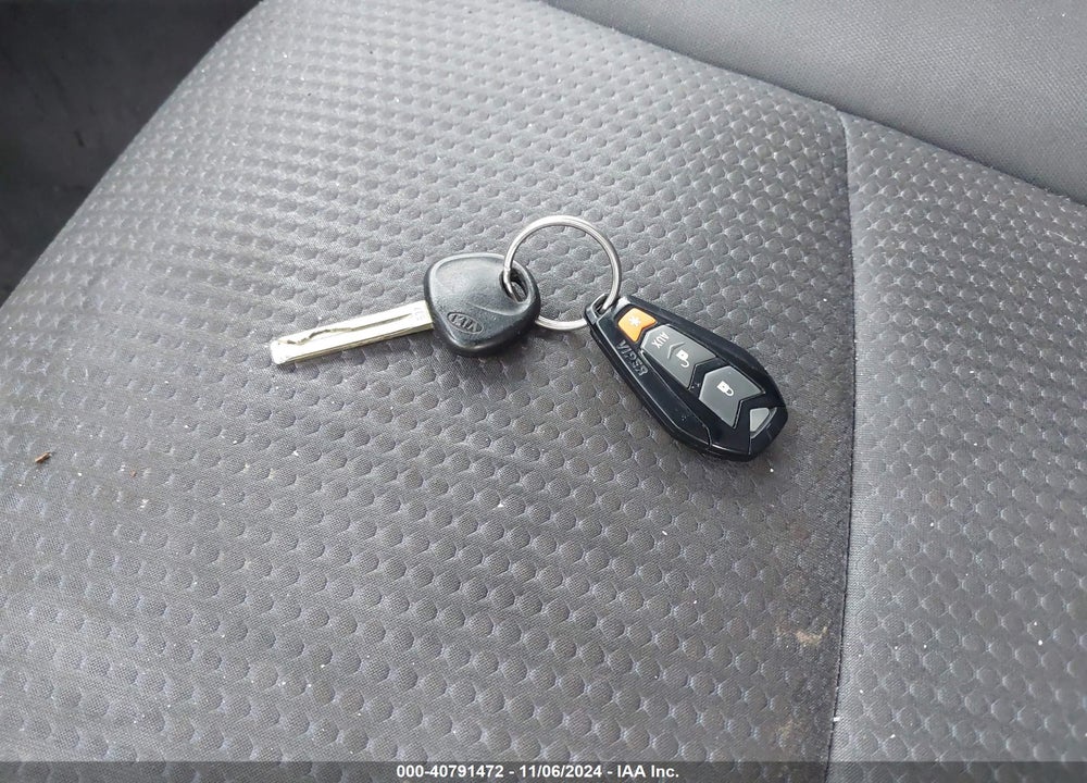 2013 KIA SORENTO LX VIN: 5XYKT4A66DG319865