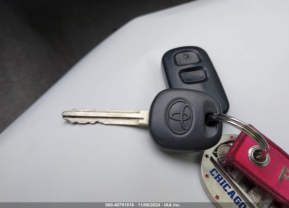 2001 TOYOTA PRIUS VIN: JT2BK12U910012666