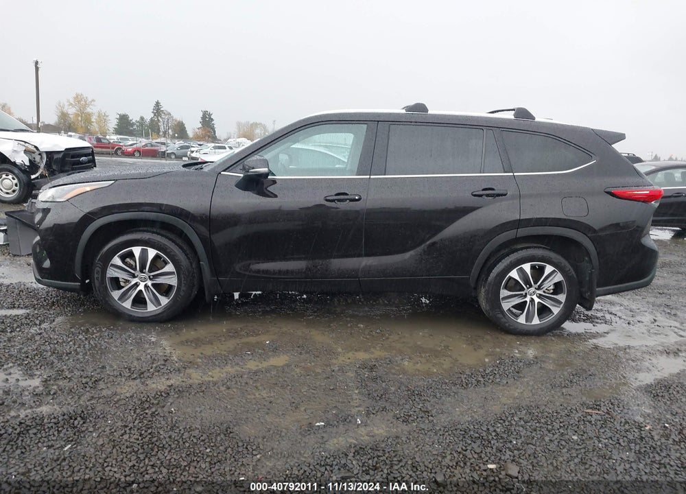 2021 TOYOTA HIGHLANDER XLE VIN: 5TDHZRBH0MS156705