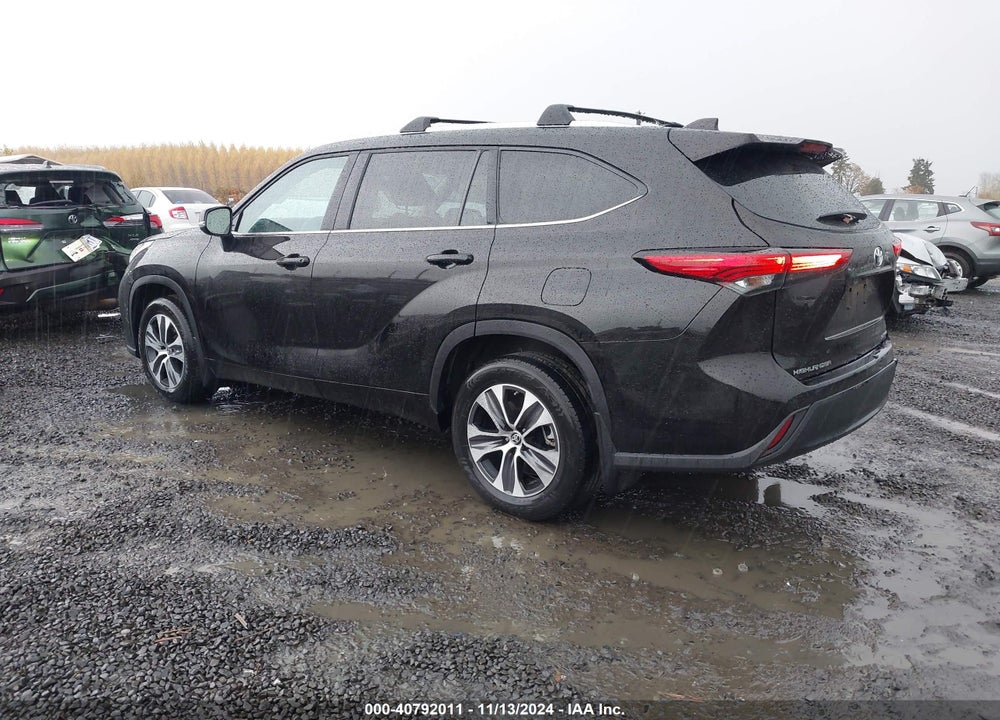 2021 TOYOTA HIGHLANDER XLE VIN: 5TDHZRBH0MS156705