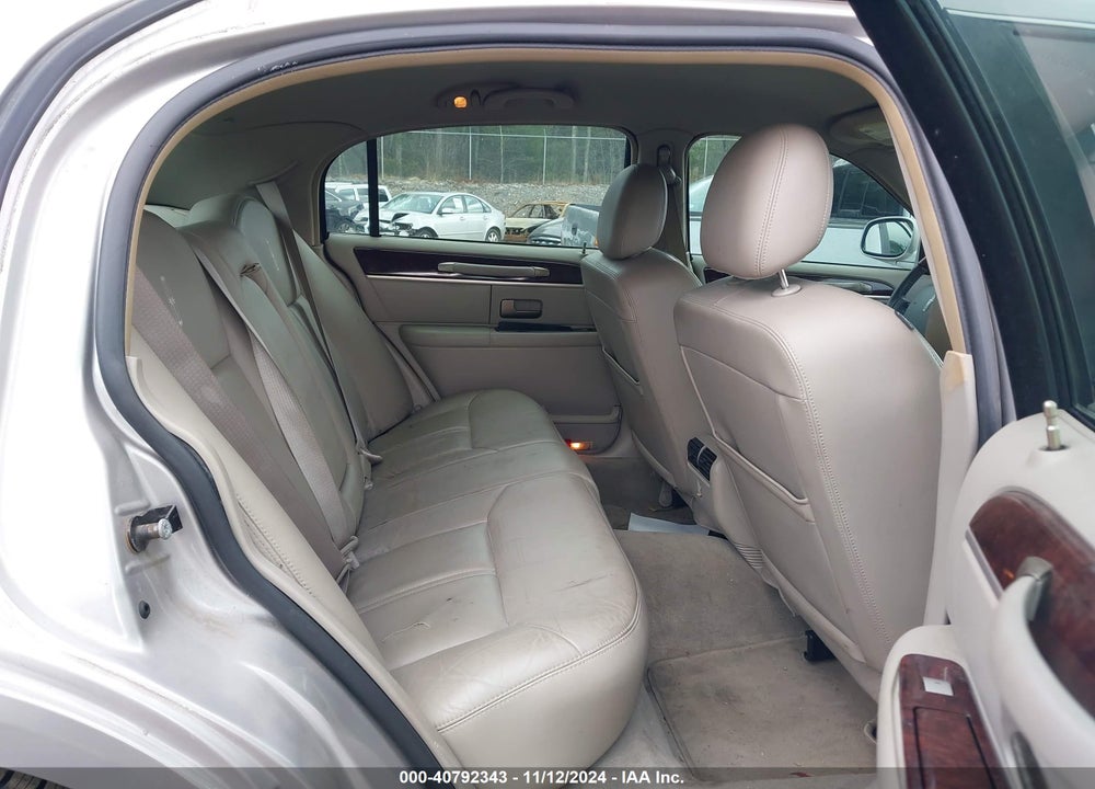 2010 LINCOLN TOWN CAR SIGNATURE LIMITED VIN: 2LNBL8CV1AX631277