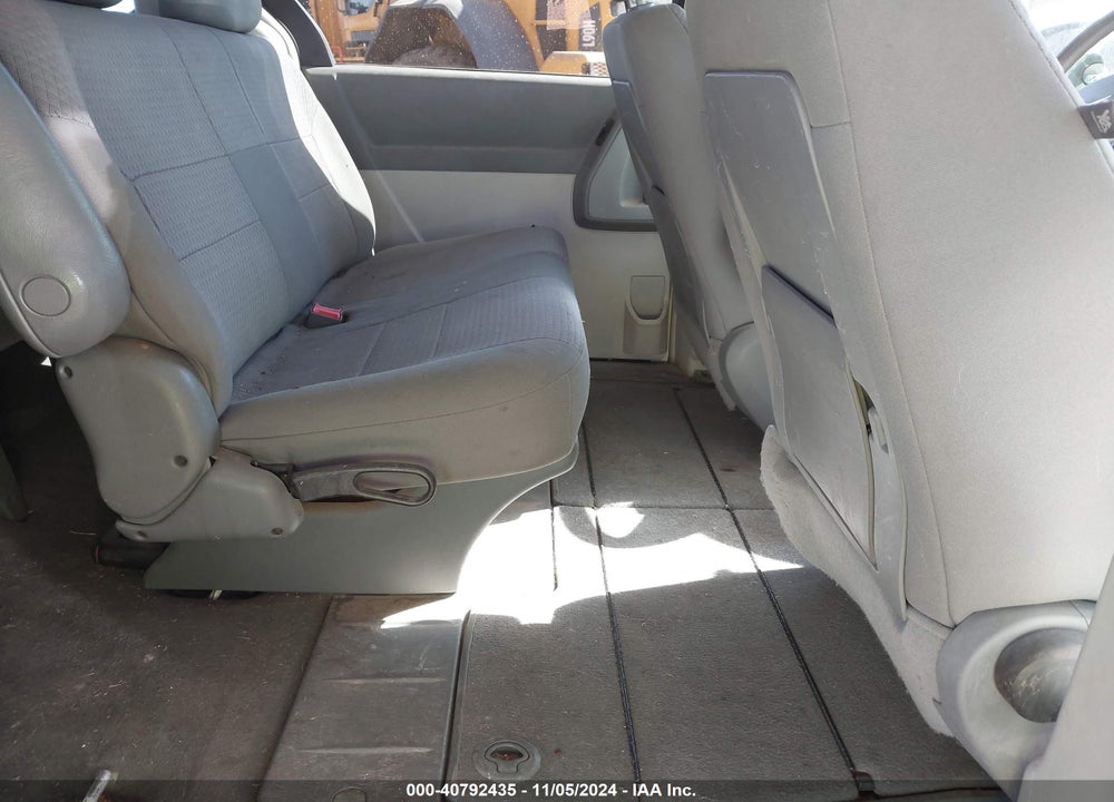 2008 CHRYSLER TOWN & COUNTRY LX VIN: 2A8HR44H38R678297