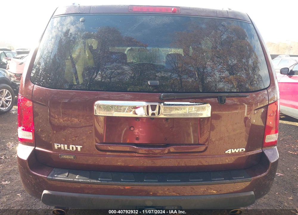 2011 HONDA PILOT EX VIN: 5FNYF4H4XBB040414