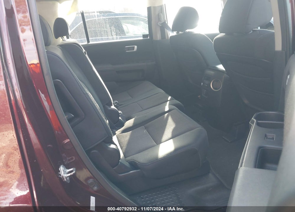 2011 HONDA PILOT EX VIN: 5FNYF4H4XBB040414