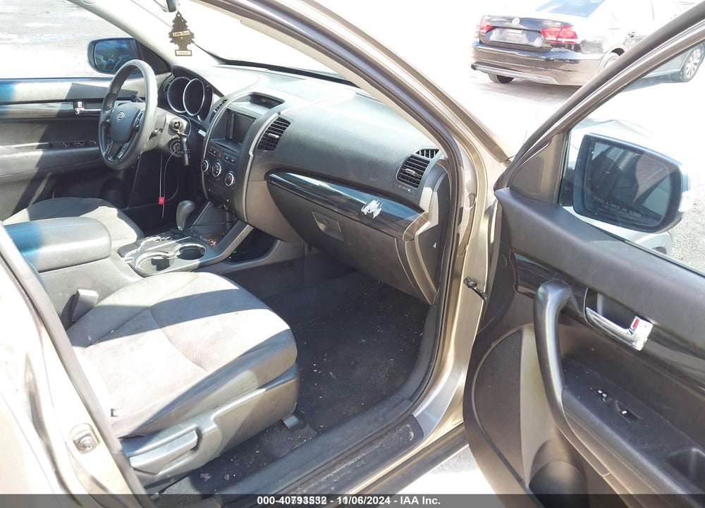 2013 KIA SORENTO LX VIN: 5XYKT4A61DG352529