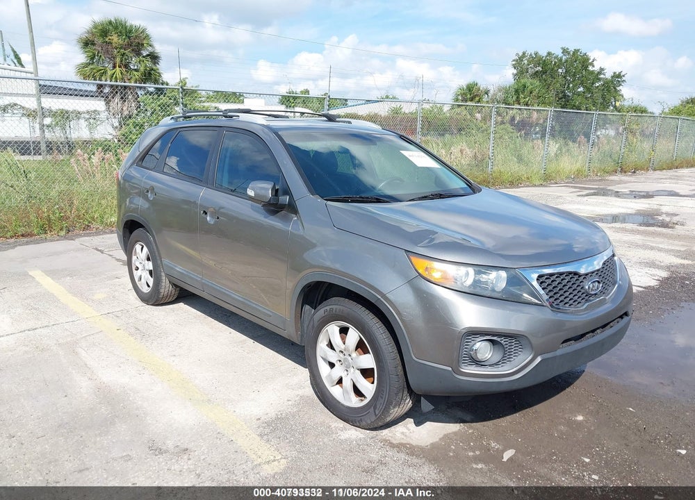 2013 KIA SORENTO LX VIN: 5XYKT4A61DG352529