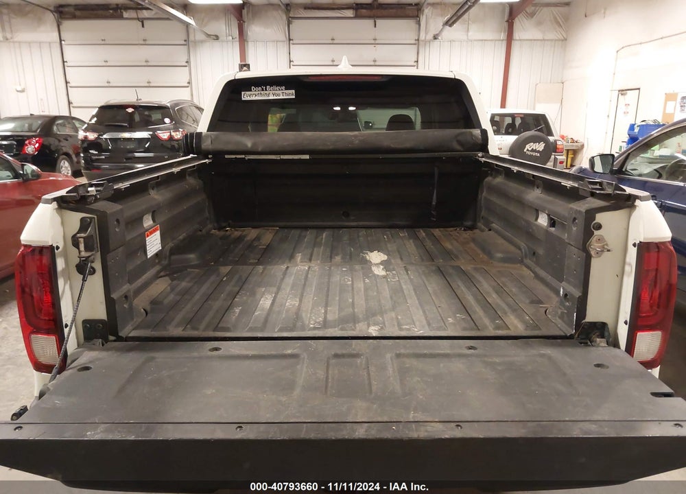 2017 HONDA RIDGELINE RTL-T VIN: 5FPYK3F61HB013449
