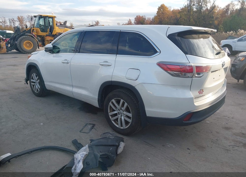 2015 TOYOTA HIGHLANDER LE V6 VIN: 5TDBKRFH2FS182617