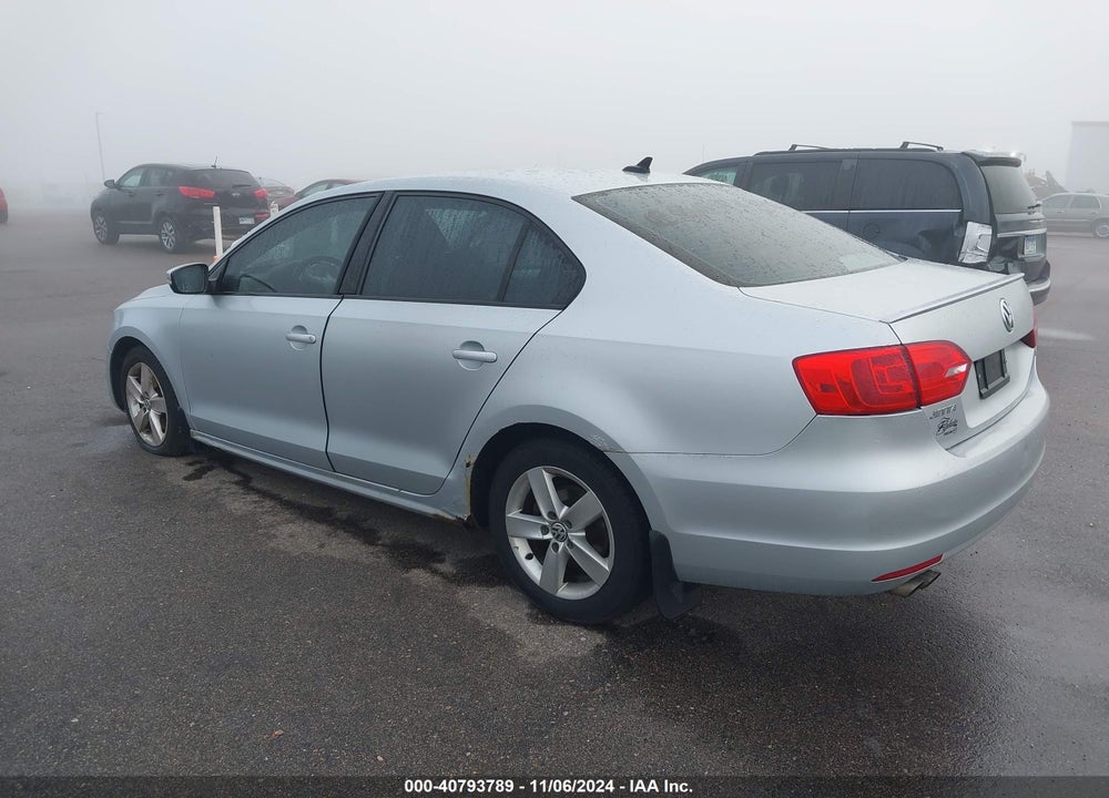 2011 VOLKSWAGEN JETTA 2.0L TDI VIN: 3VWLL7AJ5BM053472