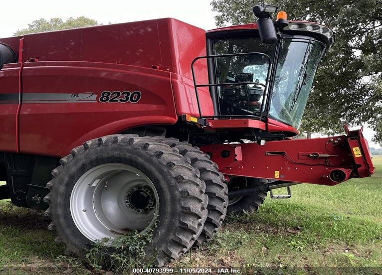 2013 CASE-INTERNATIONAL 8230 COMBINE VIN: YDG219706