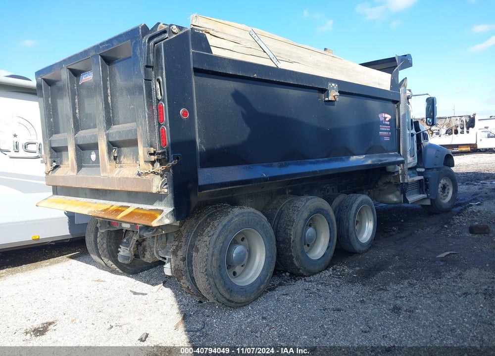 2022 MACK GRANITE VIN: 1M2GR2GC7NM027708