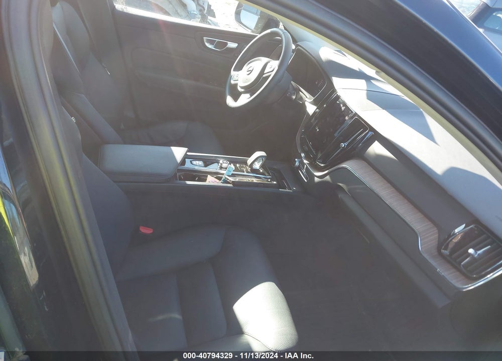 2022 VOLVO XC60 B5 MOMENTUM VIN: YV4L12RK2N1088980