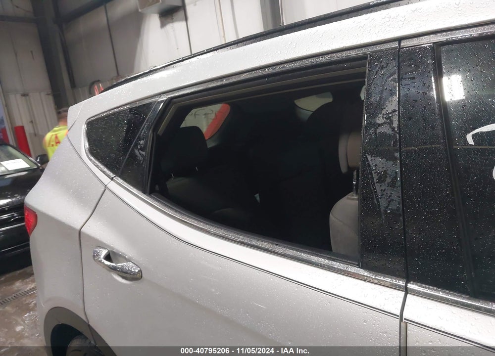2013 HYUNDAI SANTA FE VIN: 5XYZU3LB0DG015429