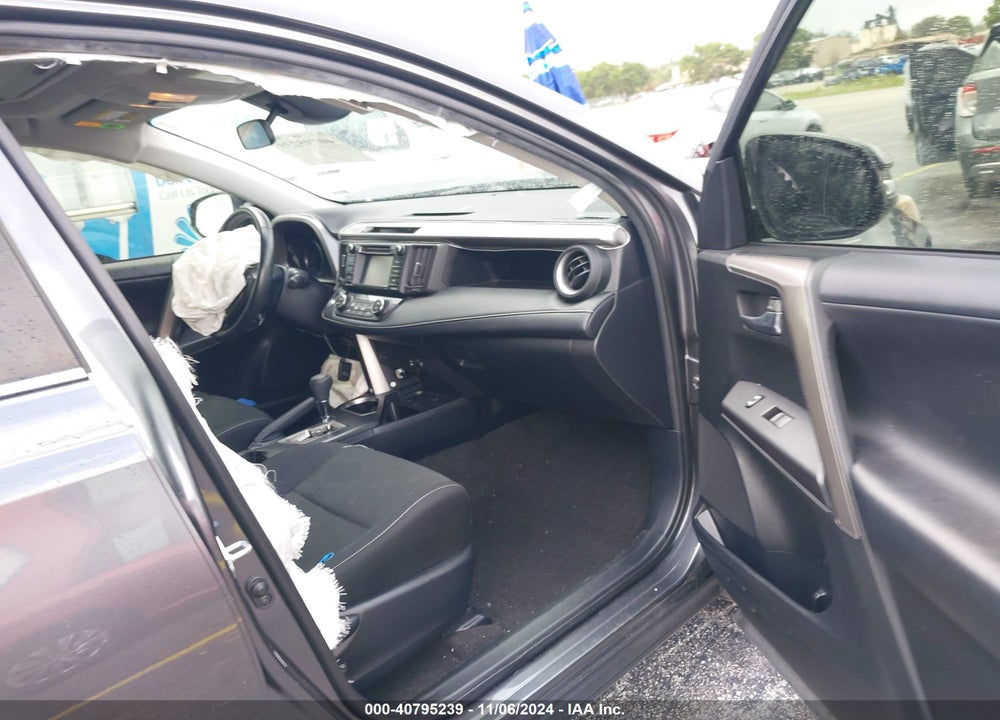 2018 TOYOTA RAV4 ADVENTURE/XLE VIN: JTMWFREV5JD132649