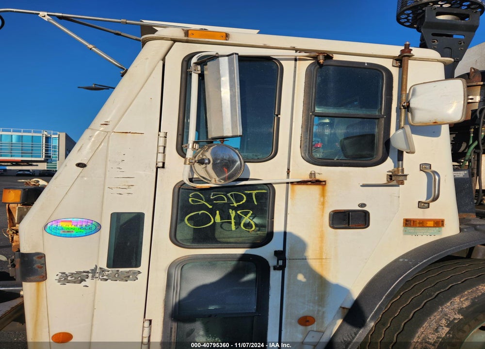 2013 MACK 600 LEU600 VIN: 1M2AU02C8DM007725