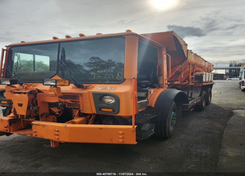 2011 MACK 600 MRU600 VIN: 1M2AV02C3BM006735