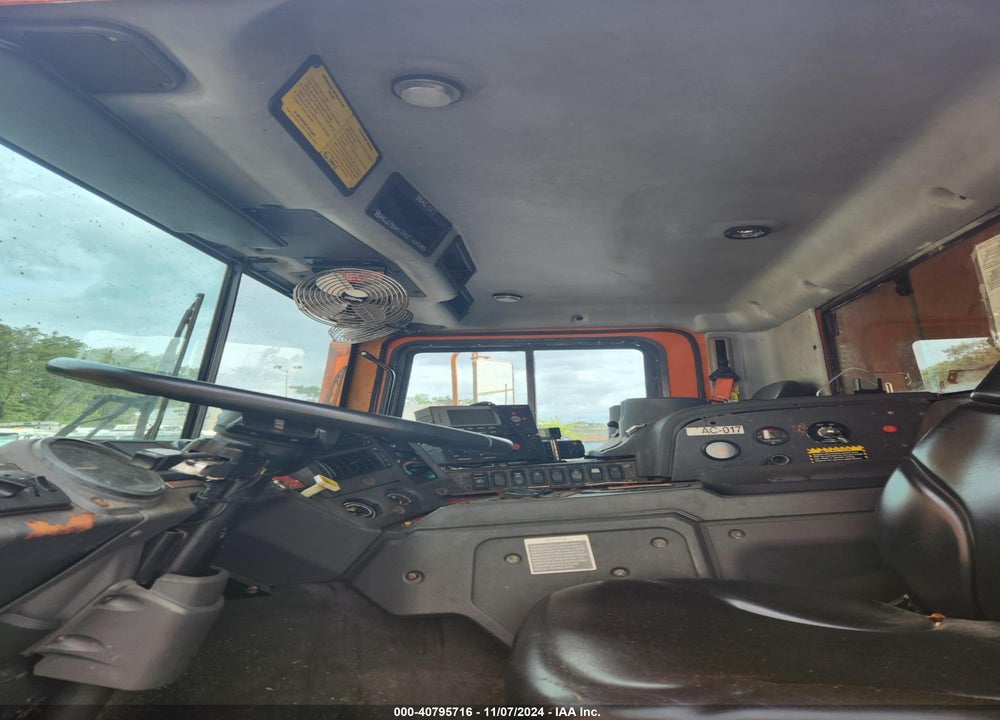 2011 MACK 600 MRU600 VIN: 1M2AV02C3BM006735