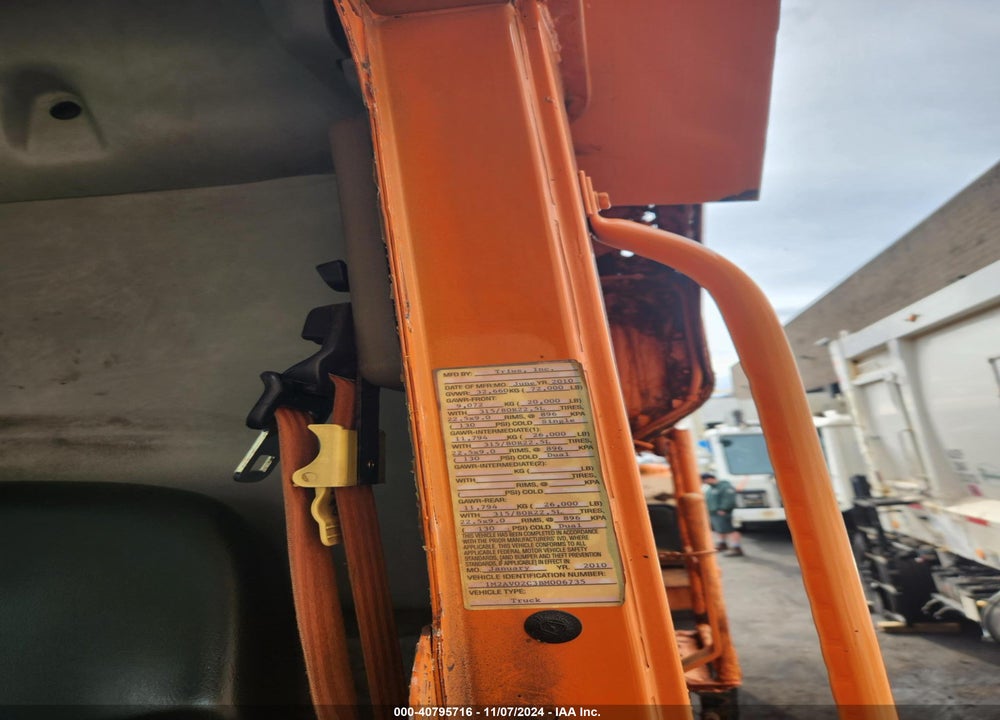 2011 MACK 600 MRU600 VIN: 1M2AV02C3BM006735