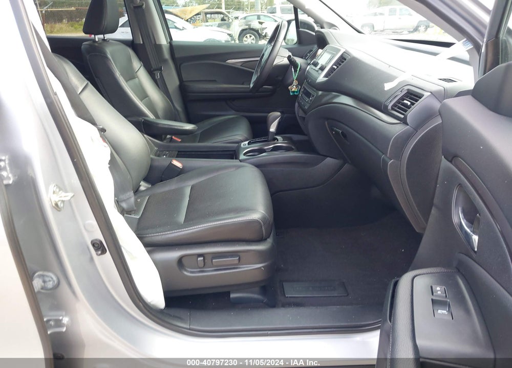 2017 HONDA RIDGELINE RTL VIN: 5FPYK2F51HB004185