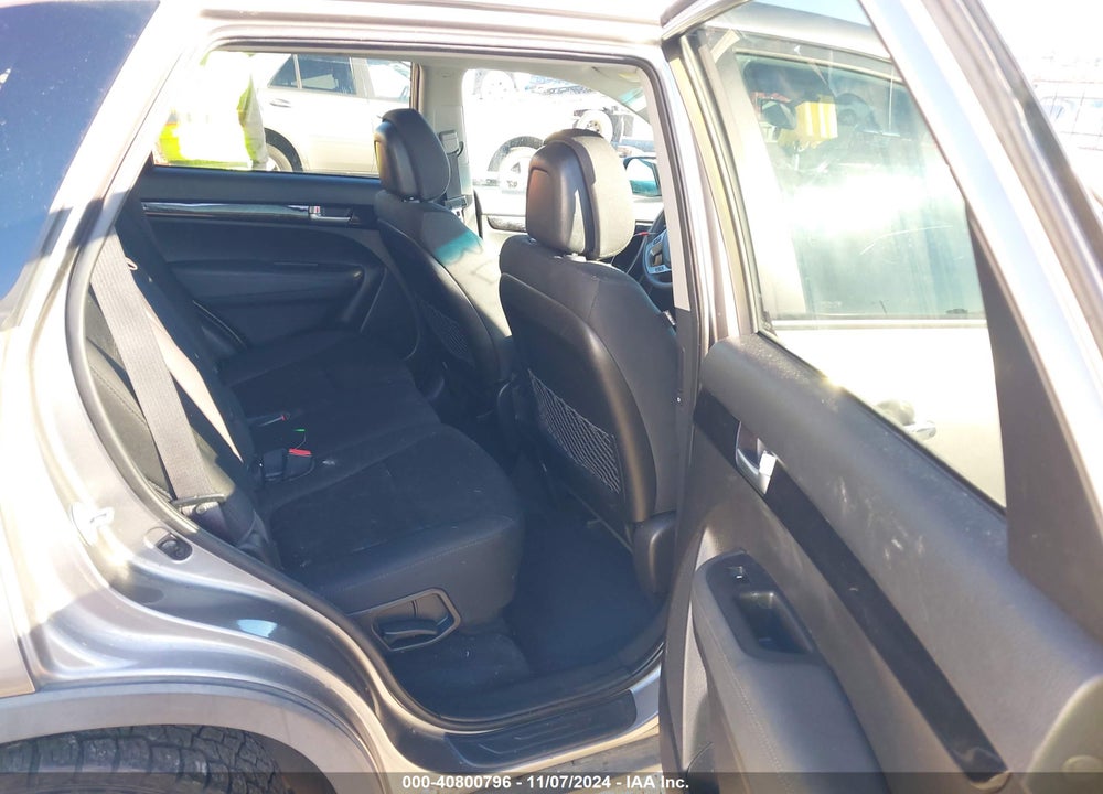 2015 KIA SORENTO LX VIN: 5XYKTCA6XFG643186