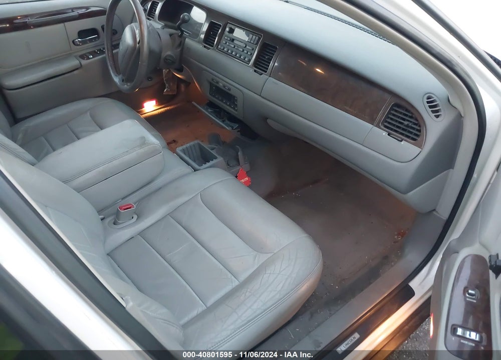 2000 LINCOLN TOWN CAR EXECUTIVE VIN: 1LNHM81W2YY863657